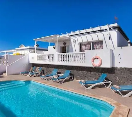 Puerto Del Carmen Sleeps 7 Pool Wifi Apartment *